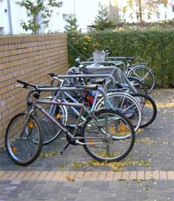 Fahrräder an Kreuzberger Bügel angeschlossen