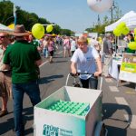 Geschirrtransport mit dem Lastenrad auf dem Umweltfestival